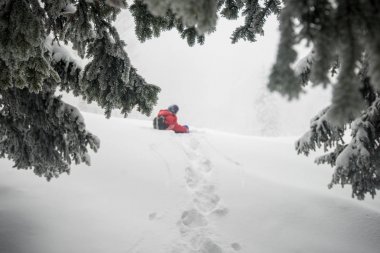 Kışın kar sırasında dağ içine trekking macera