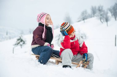 Karda çocuk mutlu oynak