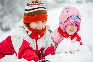 Gerçekten büyük karda oynarken çocuklar