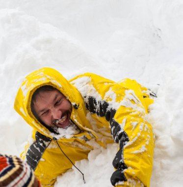 Yetişkin adam büyük karda eğleniyor