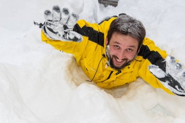 Yetişkin adam büyük karda eğleniyor