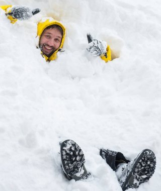 Yetişkin adam büyük karda eğleniyor
