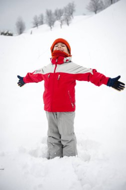 Karda mutlu oynak çocuk