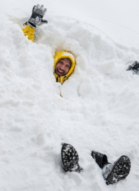 Yetişkin adam büyük karda eğleniyor