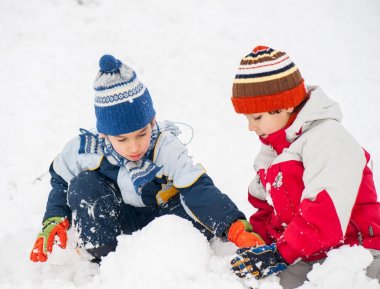 Kızak ve kar kardan adam yapma eğlenceli neşeli çocuklar
