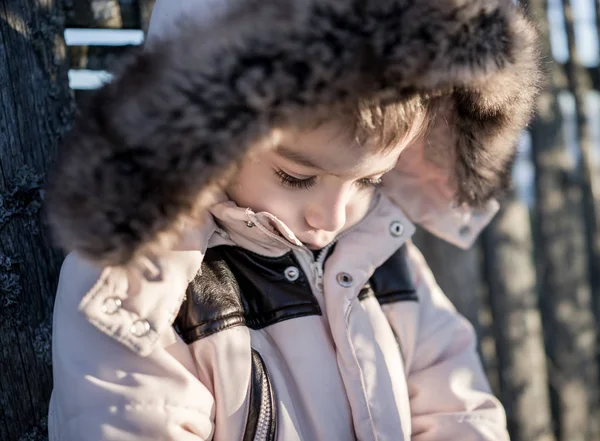 Маленький Мальчик Снегу Рядом Деревянным Забором — стоковое фото