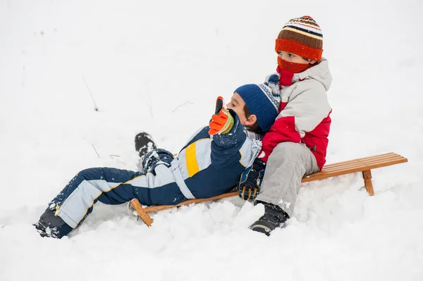 Felice Bambino Giocoso Slittino Nella Neve — Foto Stock