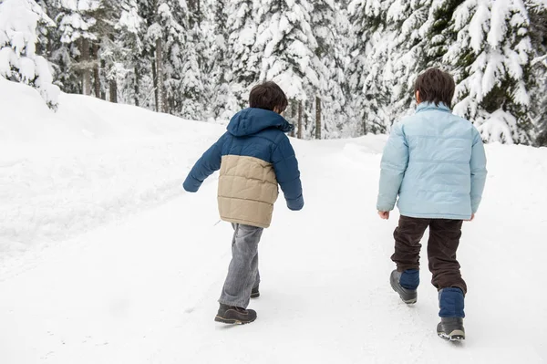 Jungen Laufen Auf Verschneiter Landstraße — Stockfoto