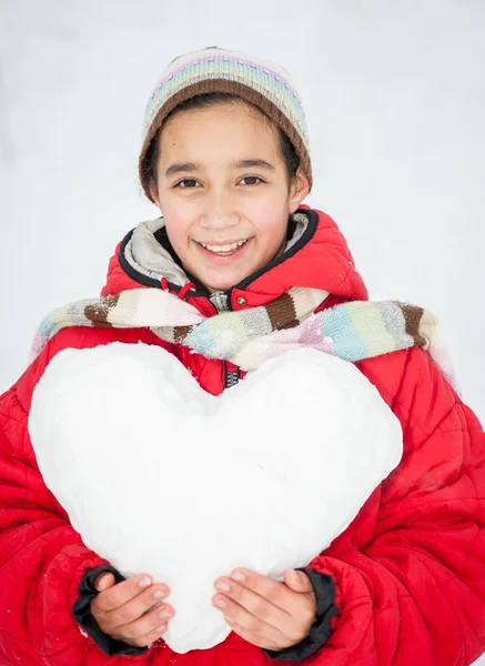 Mädchen Mit Schneeherz Den Händen — Stockfoto