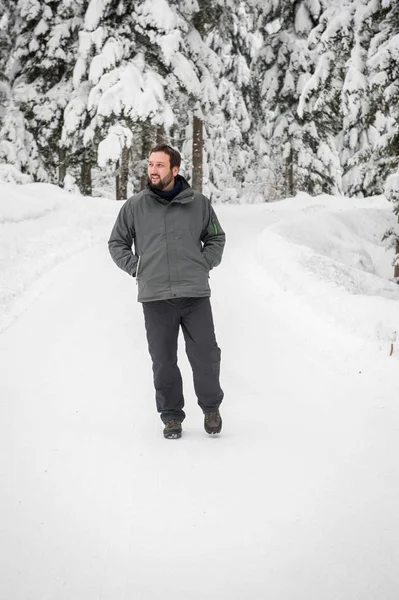 Homme Adulte Marchant Dans Neige Forestière — Photo