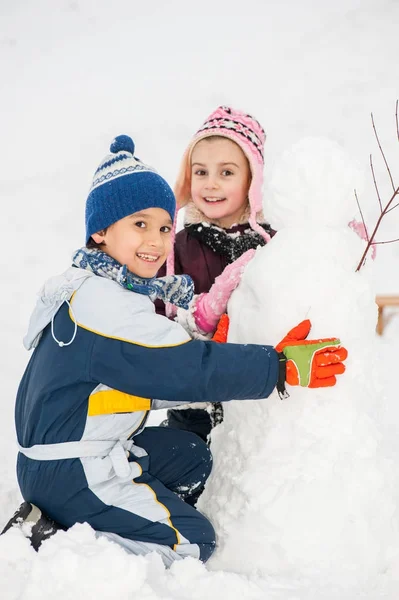 Juguetones Niños Alegres Trineo Hacer Muñeco Nieve Nieve — Foto de Stock