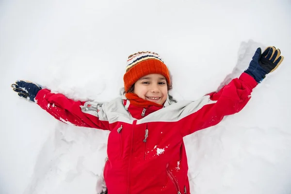 Счастливого Игривого Мальчика Снегу — стоковое фото