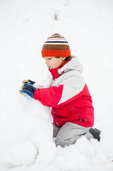 Αγόρι Παίζει Πραγματικά Μεγάλο Χιόνι — Φωτογραφία Αρχείου