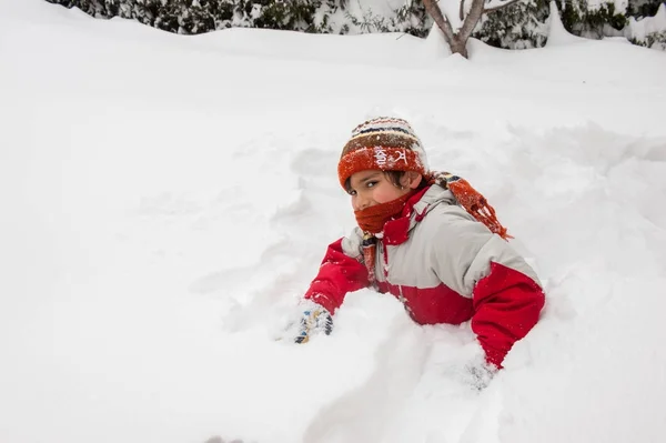 男孩在真正大雪演奏 — 图库照片