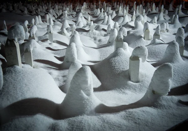 Мистический Мемориал Кладбище Зимнюю Снежную Ночь — стоковое фото