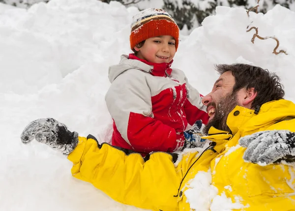 Otec Syn Hrají Sněhu — Stock fotografie