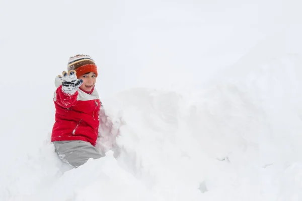 Fiú Játszik Igazán Nagy Hóban — Stock Fotó
