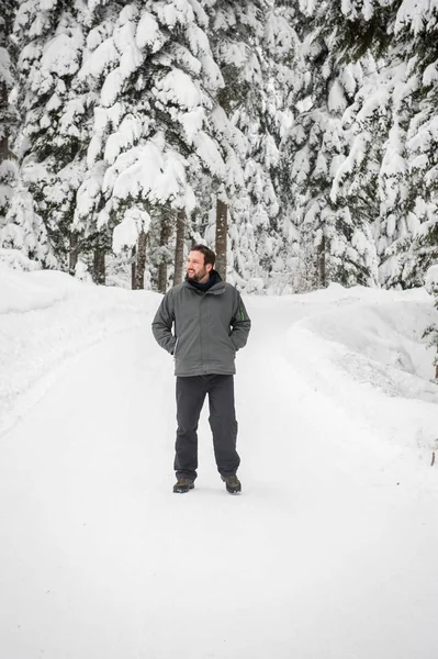 Дорослий Чоловік Ходить Лісовим Снігом — стокове фото