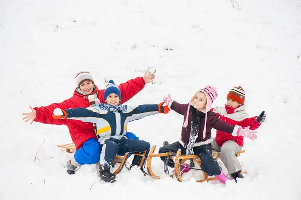 Szczęśliwe Dziecko Figlarny Sankach Śniegu — Zdjęcie stockowe