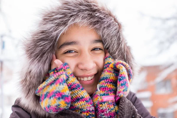 Vackra Mellanöstern Flicka Snö — Stockfoto