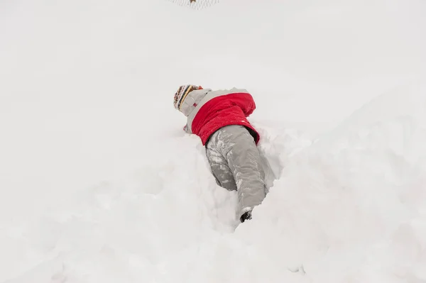 本当に大きな雪で遊んでいる少年 — ストック写真