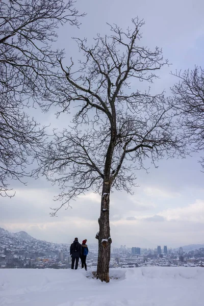 Romantische Koppel Tijdens Reis Zoek Naar Sneeuw Winter Stad — Stockfoto