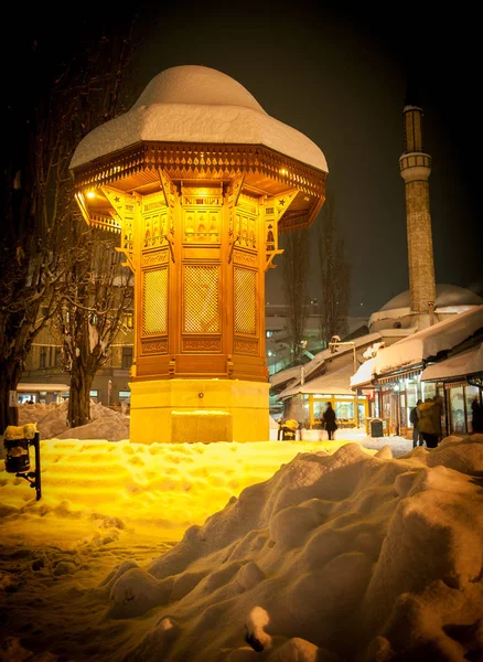 サラエボの古い都市の美しい冬夜の間に Sebilj は町のシンボル — ストック写真