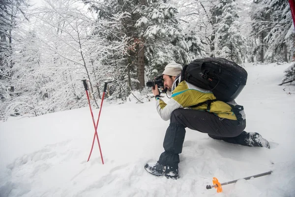 Fotoğrafçı Kış Kar Sırasında Dağ Içine Trekking Macera — Stok fotoğraf