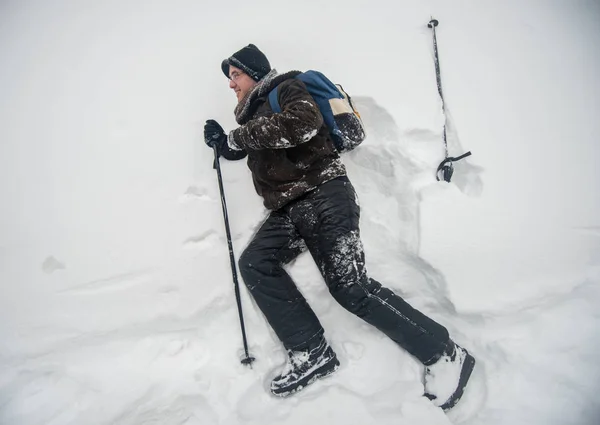 雪の中でおかしな歩き方 — ストック写真