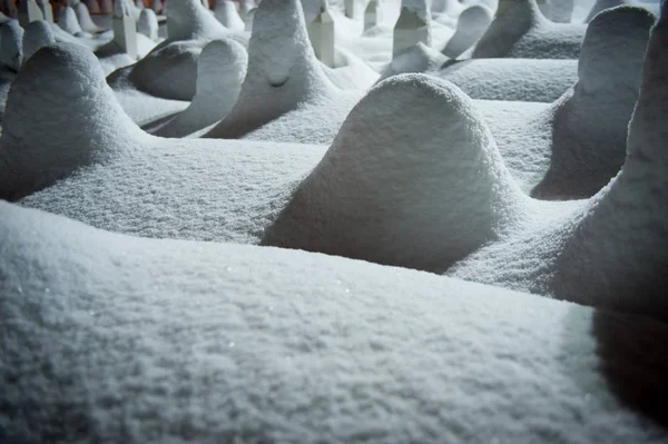 冬の雪の夜の神秘的な墓地記念碑 — ストック写真