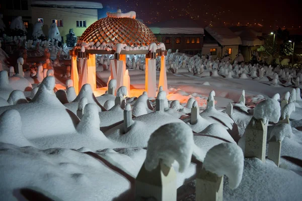 Μνημόσυνο Μυστικιστική Νεκροταφείο Χειμώνα Χιόνι Νύχτα — Φωτογραφία Αρχείου