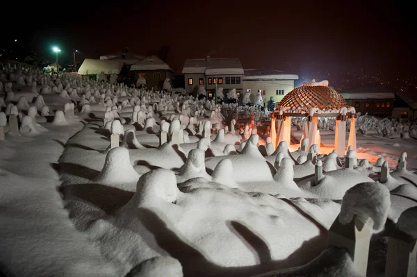 Mistico Cimitero Memoriale Inverno Notte Neve — Foto Stock