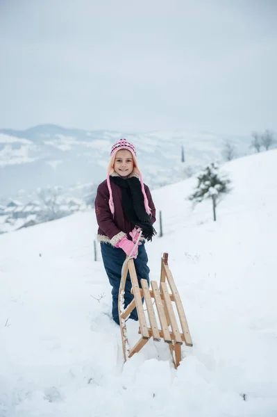 雪の中で遊び心のある子供の幸せ — ストック写真