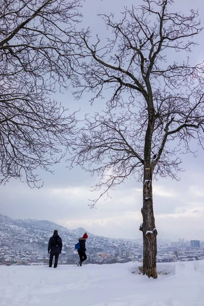 Romantische Koppel Tijdens Reis Zoek Naar Sneeuw Winter Stad — Stockfoto