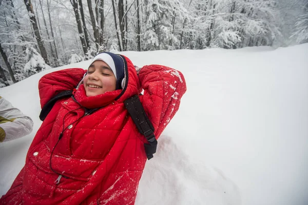 愉快的阿拉伯语女孩远足和休息在雪地里 — 图库照片