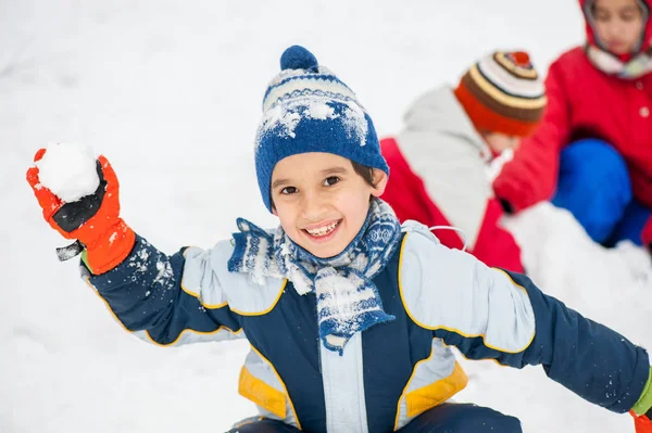 Zabawny Wesoły Dzieci Sankach Dokonywanie Bałwana Śniegu — Zdjęcie stockowe