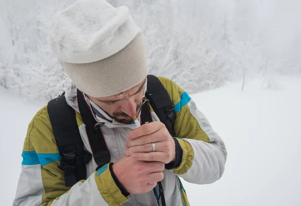 Kışın Kar Sırasında Dağ Içine Trekking Macera — Stok fotoğraf