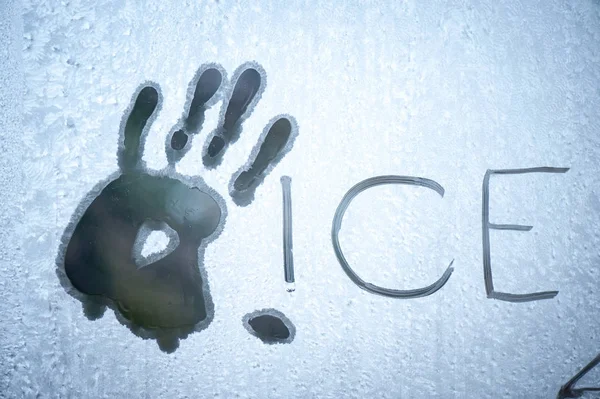 冻结冰窗玻璃上的书写 — 图库照片