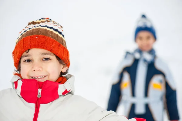 Spielerisch Fröhliche Kinder Rodeln Und Schneemannbasteln Schnee — Stockfoto