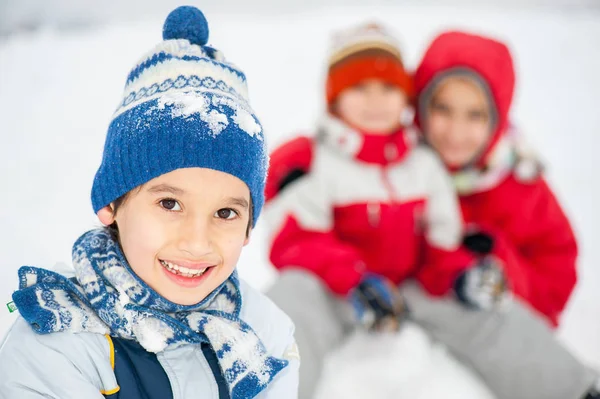 Juguetones Niños Alegres Trineo Hacer Muñeco Nieve Nieve —  Fotos de Stock