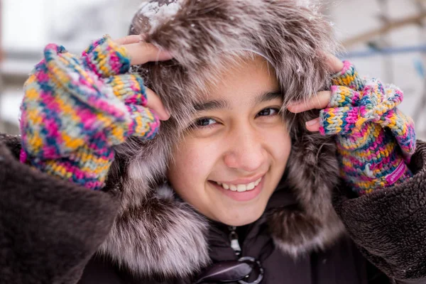 Menina Oriente Médio Bonita Neve — Fotografia de Stock