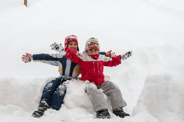 本当に大きな雪の中で遊んでいる少年たち — ストック写真