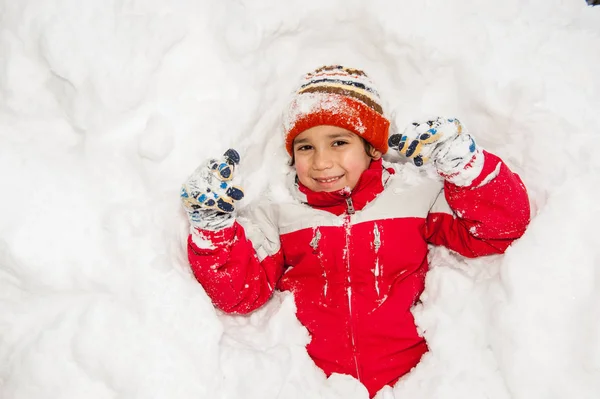 Chłopiec Gry Naprawdę Wielkie Śniegu — Zdjęcie stockowe