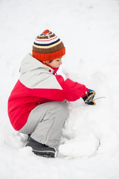 Junge Spielt Wirklich Großen Schnee — Stockfoto