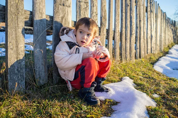 Niño Nieve Junto Valla Madera —  Fotos de Stock