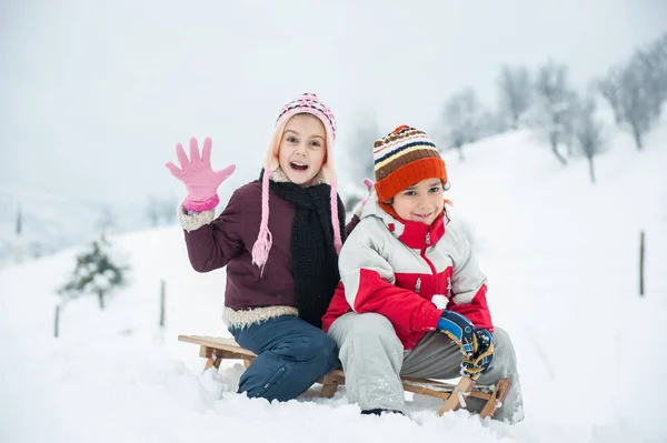 Felice Bambino Giocoso Nella Neve — Foto Stock