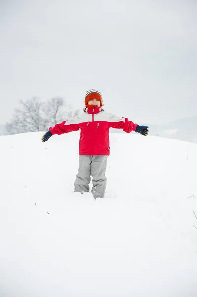 Щасливий Грайливий Хлопчик Снігу — стокове фото