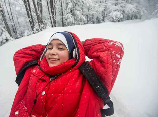 Ευτυχισμένος Αραβικά Κορίτσι Πεζοπορία Και Ανάπαυση Στο Χιόνι — Φωτογραφία Αρχείου