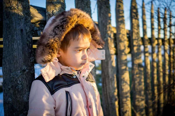 Chlapeček Sněhu Vedle Plotu Dřevěné Země — Stock fotografie