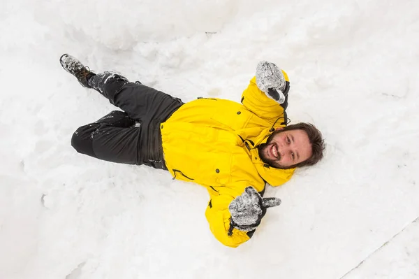 成年男子在大风雪中玩得开心 — 图库照片